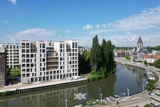 <strong>Op onze website staat slechts een klein deel van ons aanbod. Bij interesse kan u meer inkijk krijgen in ons volledig aanbod.</strong> Deze casco handelsruimte van 78 m² geniet van een grote visibiliteit dankzij de grote raampartijen uitkijkend op de Leie. Gezien de casco oplevering, kan de toekomstige eigenaar dit naar eigen smaak en behoeften afwerken. Deze ruimte is gelegen in residentie Liv de Molens, een stadsinbreidingsproject langs de Leie, in het hart van de stad Deinze. De hoofdarchitect, Reiulf Ramstad, ontwierp met zijn doorwinterde ervaring vanuit zijn Noors architectenbureau een uitzonderlijk project met aandacht op zicht, licht en water een erg divers aanbod aan appartementen. Liv De Molens is een ‘vijf-minutenstad’, waar alles wat u nodig heeft, op slechts vijf minuten afstand ligt. De site van maar liefst 2,2 hectare is een dynamische mix van retail, horeca, diensten, sport, recreatie en wonen, met een groene corridor als verbindende factor. Contacteer ons vrijblijvend voor meer informatie via guillian@landbergh.be of 09 278 78 79.