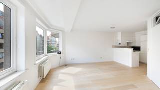 Gelegen op de derde verdieping van een goed onderhouden residentie in de Lippenslaan. Deze centrale ligging biedt alle comfort: winkels, horeca, openbaar vervoer en Duinenwater bevinden zich op wandelafstand. Dankzij het gunstige E-peil is dit appartement niet alleen comfortabel, maar ook toekomstgericht en energiezuinig. Ideaal als vaste woonst, tweede verblijf of investering.<br /><br />Indeling:<br />De inkomhal beschikt over een apart gastentoilet en een praktische berging/wasplaats. De leefruimte is lichtrijk en aangenaam, met een halfopen keuken die volledig is ingericht. De ruime slaapkamer is voorzien van ingemaakte kasten en sluit aan op de badkamer, die is uitgerust met een ligbad en dubbele wastafel.<br /><br />In het gebouw:<br />Privatieve kelderberging, een gemeenschappelijke fietsenstalling en een vuilnislokaal zorgen voor extra gemak.