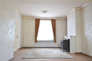 Op zoek naar een woning met ruimte, mogelijkheden én een uitstekende ligging? Deze karaktervolle woning in een rustige straat te Beveren-Leie heeft heel wat troeven!<br /><br />Indeling als volgt:<br />Via de inkomhal kom je rechtstreeks in de gezellige woonkamer, die aansluit op de veranda. Dankzij het zicht op de tuin geniet je hier volop van een aangenaam contact met het groen. Aansluitend bevindt zich de leefkeuken.<br /><br />Verder op het gelijkvloers vinden we de badkamer, uitgerust met een ligbad, lavabo, toilet en geïntegreerde wasplaats.<br />Op de eerste verdieping bevinden zich 3 volwaardige slaapkamers, waarvan 1 met een aanpalende bergruimte/dressing.<br /><br />Een absolute troef is de ruime zolderverdieping van maar liefst 86 m², bereikbaar via een vaste trap. Deze enorme ruimte biedt tal van mogelijkheden: extra slaapkamers, een hobbyruimte of zelfs een volwaardige uitbreiding van de woonruimte. De keuze is aan u!<br /><br />Maar het wordt nog interessanter…<br />Naast de woning bevindt zich een polyvalente ruimte van ca. 105 m²!<br />Een unieke opportuniteit voor wie op zoek is naar extra werk-, hobby-, praktijk- of opslagruimte. Dankzij de aparte toegang zijn hier werkelijk tal van invullingen mogelijk.<br /><br />Buiten kan je genieten van een leuke tuin, een aangename plek om tot rust te komen of gezellig samen te zijn met familie en vrienden. Zuidwest gericht en voorzien van een tuinberging.<br /><br />Ontdek zelf de renovatiemogelijkheden en laat je verrassen!<br /><br />Onze ref. DEV5161