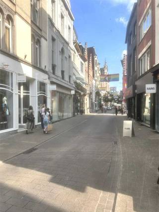 Gelegen in één van de meest bruisende winkelstraten van Antwerpen, biedt dit commercieel gelijkvloers een uitzonderlijke kans voor retailers die op zoek zijn naar visibiliteit en passage. Pal naast Levi’s en omringd door tal van andere sterke merken.<br />Oppervlakte:<br />• Gelijkvloers: ca. 76 m².<br />• Eerste verdieping: bruikbaar als sociale ruimte, stock, sanitair of vergaderruimte.<br /> Huurprijs:<br />• € 6.000/maand. <br />• Onroerende voorheffing ten laste van de huurder.<br />• Het pand is onmiddellijk beschikbaar – momenteel leeg.<br />• Grote raampartij voor uitstekende etalagemogelijkheden.<br />Meer info of bezichtiging?<br />Contacteer info@immodelestre.be of 054 33 62 52. <br />Grijp deze kans op een zicht locatie met hoge commerciële waarde in het hart van de stad!<br />