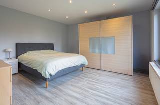 <p>Gerenoveerde woning met vijf slaapkamers, tuin en garage in Dilbeek.</p><p>Deze ruime gezinswoning werd tussen 2017 en 2025 van binnen volledig gerenoveerd en combineert een hedendaags wooncomfort met een warme, charmante uitstraling. <br />Stucwerken, keuken, badkamer, technieken (CV, leidingen, afvoeren, ..) en vloerwerken werden stuk voor stuk aangepakt, waardoor de woning vandaag volledig instapklaar is.</p><p>Via de inkomhal betreed je de lichtrijke leefruimte met aansluitende open keuken. Deze zeer open en grote leefruimte voorziet in voldoende plaats voor een groot salon en eetplaats. Langs de leefruimte is de tuin via enkele treden te bereiken.</p><p>Op de eerste verdieping zijn 2 zeer ruime slaapkamers, een bergplaats en een eerste badkamer met ligbad, douche en dubbel wasmeubel terug te vinden.<br />De tweede verdieping voorziet in de 3 overige slaapkamers waarvan één met leuke mezzanine (leuk als slaaphoek of extra bergruimte), ook op deze verdieping is een recente douchekamer voorzien.<br /><br />De technische ruimte,stockage kelders en inpandige garage zijn net onder het straatniveau gelegen en bieden vlot toegang tot de tuin.</p><p>De tuin is aangenaam, voorzien van gazon waar je de buitenruimte zonder inkijk kan genieten.</p><p></p><p>Troef bij uitstek is de rustige en toch centrale locatie tussen stad en het Pajottenland. Dat in de omgeving van verschillende lagere en middelbare scholen die op wandelafstand gelegen zijn.<br /><br />EPC 346 kWh/m² j</p>