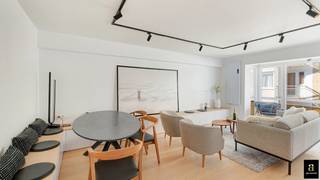 Gerenoveerd appartement met zijdelings zeezicht, gelegen in het charmante Duinbergen, op wandelafstand van het strand en de zee. Indeling: Inkomhal met vestiaire en gastentoilet. Ruime woon- en eetkamer met adembenemend zijdelings zeezicht. Open, volledig uitgeruste keuken met aansluiting voor wasmachine en droogkast. Eerste ruime slaapkamer met ingemaakte kasten en toegang tot het terras. Douchekamer met lavabo en douche. Tweede slaapkamer met stapelbedjes, bureau en aansluitende douchekamer. Meubelen in de prijs in begrepen. Privatieve kelder en gemeenschappelijke fietsenberging. Contacteer een van onze kantoren om een bezoek in te plannen.