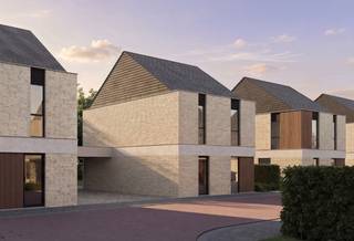 Deze strak ontworpen nieuwbouwwoning van Huysman Bouw ligt in een rustige, nieuwe verkaveling tussen de Eeklostraat en Benninckstraat. De bouwwerken zijn gestart en u koopt aan vaste prijs. De woning is zuidoost georiënteerd op een perceel van 291m² en beschikt over een carport, zolder, 3 slaapkamers en een praktische wasplaats. Dankzij de grote raampartijen geniet u van veel licht en een optimale indeling. Energiezuinigheid staat centraal: warmtepomp met vloerverwarming op beide verdiepingen, zonnepanelen, ventilatie met warmterecuperatie en superisolerende beglazing zijn standaard. Uw interieur kiest u volledig op maat, met begeleiding van onze interieurarchitect. Ruime budgetten voor keuken, vloeren en deuren zijn voorzien. Ontworpen door CAS architecten, met hoogwaardige gevelmaterialen en strakke lijnen. Interesse? Contacteer Ewout Vanden Bussche via 0497 588 888 of contact@huysmanbouw.be.<br />