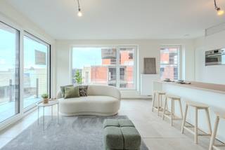 TE KOOP – INSTAPKLAAR DUPLEXAPPARTEMENT MET TERRAS EN OPEN ZICHT<br /><br />Ontdek dit modern en volledig afgewerkt hoekappartement met twee slaapkamers, gelegen op de bovenste verdieping van een kleinschalige nieuwbouwresidentie met slechts drie appartementen en een polyvalente ruimte op het gelijkvloers..<br /><br />Dankzij de vele raampartijen geniet het appartement van uitzonderlijk veel lichtinval en een open zicht vanaf het terras. Het appartement is instapklaar en biedt alle hedendaags comfort.<br /><br />Indeling<br /><br />Derde verdieping (met lift)<br />Inkomhal met gastentoilet en praktische berging<br />Ruime en lichtrijke leef- en eetruimte met toegang tot het terras - open zciht<br />Volledig ingerichte keuken met aansluitende provisieberging<br />Slaapkamer met aansluitend een badkamer voorzien van inloopdouche<br /><br />Duplex verdiep<br />Nachthal<br />Uitzonderlijk ruime slaapkamer met aansluitende badkamer met inloopdouche<br />Berging met ventilatie-unit<br /><br />Zolderverdiep<br />extra ruime bergplaats met dakraam <br /><br />Extra troeven<br />* Mogelijkheid tot het creëren van een extra zolderkamer (mits plaatsing van een binnentrap)<br />* Individuele meters voor elektriciteit, water en gas<br />* Slechts één appartement per verdieping voor maximale privacy<br />* De derde verdieping kan perfect zelfstandig bewoond worden<br />* zeer voordelige prijs <br /><br />Gebouw<br />* Kleinschalige residentie met 3 appartementen en een kantoorruimte<br />* Gemeenschappelijke fietsenberging op het gelijkvloers<br />* ruime lift (rolstoel toegankelijk)<br /><br />Ligging<br />* Op fietsafstand van het levendige stadscentrum<br />* Op wandelafstand van buurtwinkels, restaurants <br />* Vlotte bereikbaarheid met een bushalte vlakbij<br /><br />📞 Contact &amp; Bezoek (enkel op afspraak)<br />059 808 502 - danny@brouckaert.be - www.brouckaert.be