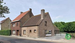 Deze alleenstaande woning is gelegen op een grondoppervlakte van 8483 m² te Eernegem en bestaat uit een alleenstaande woning, paardenstallen, naastliggend stuk bouwgrond en een weide die uitgeeft op de Stationsput van Eernegem. <br /><br />De woning bestaat uit: inkomhal - living - keuken - wasplaats - berging - toilet op het gelijkvloers - badkamer met douche, ligbad en toilet op het gelijkvloers - 4 slaapkamers, waarvan 1 op het gelijkvloers - toilet op de bovenverdieping - 2 grote zolders met mogelijkheid tot inrichten van meerdere slaapkamers - garage. <br /><br />De paardenstallen zijn ruim en volledig overzolderd. Naast de woning ligt een stuk bouwgrond met zicht op de uitgestrekte weide. <br /><br />Troeven van deze woning: <br /><br />- centrale en rustige ligging te Eernegem<br />- eigendom met veel mogelijkheden