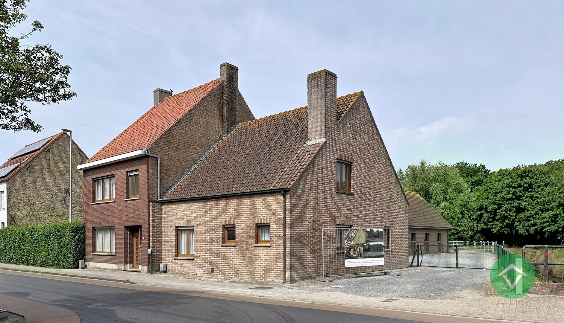 Alleenstaande woning met naastliggend stuk bouwgrond en weide te Eernegem - foto 1