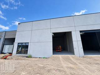 Op een strategisch gelegen bedrijfssite aan de Gentseweg (N43) te Waregem, een belangrijke commerciële verbindingsweg met een uitstekende zichtbaarheid, worden 6 moderne nieuwbouw KMO-units gerealiseerd.<br /><br />De unit beschikt over opslag-/bedrijfsruimte met oppervlakte van +/- 230 m², telkens in combinatie met een inpandig kantoor/showroom van +/- 25 m² met glaspartij.<br />De units zijn ontworpen voor ondernemers die op zoek zijn naar een kwalitatieve en goed bereikbare bedrijfsruimte, waarbij magazijn-/atelier-/opslagruimte wordt gecombineerd met een praktisch inpandig kantoor of showroom en afzonderlijk toilet. Dankzij deze combinatie zijn de units geschikt voor diverse professionele activiteiten.<br /><br />De site geniet een commerciële ligging aan de Gentseweg, met een goede zichtbaarheid en een vlotte verbinding naar het centrum van Waregem en de omliggende gemeenten. Bovendien bevindt het project zich nabij de E17, met op- en afrit Waregem, wat zorgt voor een uitstekende bereikbaarheid richting Gent, Kortrijk.<br /><br />Contacteer PANORAMA B2B voor bijkomende technische inlichtingen, plannen of een vrijblijvend plaatsbezoek op het nummer 0460 97 66 66.
