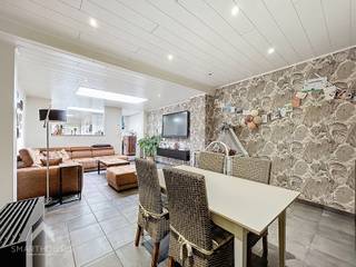 Centraal gelegen woning bestaande uit een inkomhal, bureel/polyvalente ruimte, gezellige leefruimte met eet-en zithoek, ruime uitgeruste keuken met eetplaats, praktische was/bergplaats met afzonderlijk toilet en een aangelegde tuin met terras. Op de 1ste verdieping is een ruime slaapkamer, ingerichte badkamer (douche, ligbad, toilet en lavabomeubel), nachthal met ingemaakte kasten en een vaste trap naar de 2de verdieping die uitgerust is met een tweede en derde slaapkamer.<br /><br />Extra troeven:<br />- Energiezuinig (geen renovatieplicht)<br />- Conforme keuring elektriciteit<br />- Dubbele beglazing (PVC) met rolluiken<br />- Bruikbare vloeroppervlakte van 150m²<br />- Parkeergelegenheid voor de woning<br />- In de nabijheid van scholen, winkels, het centrum en openbaar vervoer<br />- Instapklaar<br /><br />Deze woning is te koop ZONDER makelaar via het concept van Smart Houses! Verdere inlichtingen of bezoek? Contacteer rechtstreeks de eigenaar via 0494/44.96.01