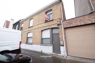 Gesloten bebouwing nabij het centrum van Wakken. De woning heeft volgende indeling: leefruimte, ruime keuken, badkamer met ligbad en douche. Boven vinden we een ruime overloop/kamer terug en 2 slaapkamers. De woning is ook voorzien van een koertje. <br />Beschikbaar vanaf 15/11/2026. Voor meer info of een bezoek, mail naar anke@immoroba.be
