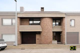 Deze ruime woning met bijzondere architecturale uitstraling bevindt zich in een rustige doodlopende straat nabij het centrum van Waarschoot. Op het einde van de straat bevindt zich het Merelpark, wat zorgt voor een aangename en groene woonomgeving. Winkels, scholen, openbaar vervoer en belangrijke invalswegen bevinden zich bovendien in de nabije omgeving.<br /> <br />De woning beschikt over een bewoonbare oppervlakte van 231 m² en is gelegen op een perceel van 382 m². Dankzij de grote raampartijen, de open leefruimtes en de hoge plafonds geniet de woning van bijzonder veel natuurlijke lichtinval en een aangenaam ruimtegevoel.<br /> <br />De indeling van de woning ziet er op het gelijkvloers als volgt uit: een ruime inkomhal voorzien van praktische kastruimte, een bezoekerstoilet, een lichtrijke leefruimte met houtkachel en zicht op de aangelegde tuin, een ruime eetplaats, ingerichte keuken en een functionele garage met extra bergruimte.<br /> <br />Op de eerste verdieping bevinden zich drie volwaardige slaapkamers, een afzonderlijk toilet en een vernieuwde badkamer voorzien van inloopdouche en dubbele wastafel. Zowel aan de badkamer als aan één van de slaapkamers bevindt zich een balkon, wat zorgt voor extra lichtinval en een aangenaam contact met de buitenomgeving. Daarnaast beschikt de woning nog over een praktische zolderruimte<br /> <br />Aanpalend aan de leefruimte en keuken bevindt zich een ruim overdekt terras met aangelegde en afgesloten tuin waar het in alle rust aangenaam vertoeven is.<br /> <br />Daarnaast werd het dak recent vernieuwd, wat een belangrijke meerwaarde biedt naar comfort en toekomstgericht onderhoud.<br /> <br />Bezoekdag: vrijdag 5 juni van 16u00 tot 18u00, mits het maken van een afspraak via 09 395 05 40 of verkoop@concept-home.be.<br /><br />Wenst u zeker te zijn van een beschikbare plaats? Maak snel uw afspraak online via www.concept-home.be