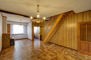 <p><strong>Gelijkvloers</strong><br />De woning beschikt over een aangename leefruimte van ongeveer 28 m² waar zithoek en eetplaats mooi in elkaar overlopen. Aansluitend bevindt zich de keuken die voldoende ruimte biedt voor een praktische inrichting. Achteraan de woning bevinden zich een badkamer met douche en wastafel, een apart toilet en een ruime berging die ideaal kan dienen als wasruimte of extra opslag. De verschillende hallen zorgen voor een logische circulatie tussen de ruimtes.</p><p><br /><strong>Verdiep 1</strong><br />Op de eerste verdieping bevinden zich twee slaapkamers. De grootste slaapkamer biedt voldoende ruimte voor een dubbel bed en kasten, terwijl de tweede kamer perfect kan dienen als kinderkamer, bureau of hobbyruimte. De centrale nachthal verbindt beide kamers.</p><p><br /><strong>Verdiep 2</strong><br />De tweede verdieping bestaat uit een zeer ruime derde slaapkamer van meer dan 23 m². Deze kamer kan perfect worden ingericht als master bedroom of polyvalente ruimte.</p><p></p><p>Deze woning in Hoboken biedt een praktische indeling en veel mogelijkheden. Dankzij de drie slaapkamers en ruime leefruimte is dit een ideale woning voor starters, koppels of kleine gezinnen op een vlot bereikbare locatie.</p><p></p><p>✅ Drie slaapkamers<br />✅ Ruime leefruimte<br />✅ Praktische keuken<br />✅ Badkamer en apart toilet<br />✅ Ruime berging / wasruimte</p>