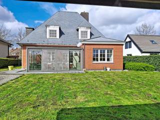 Deze villa van 200 m² biedt een functionele indeling en royale volumes, perfect aangepast aan het gezinsleven.Op het gelijkvloers vindt u een...