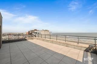 Op een absolute topligging, centraal op de Zeedijk ter hoogte van de Kerkstraat, bevindt zich dit exclusieve penthouse op de bovenste verdieping. Dankzij deze centrale ligging geniet u van een vlotte bereikbaarheid, terwijl u dagelijks wordt omringd door de rust en het unieke gevoel van wonen aan zee.<br /><br />De absolute blikvanger van deze eigendom zijn de twee royale terrassen aan zowel de voor- als achterzijde, samen goed voor maar liefst ca. 50 m² buitenruimte. Aan de voorzijde geniet u van een adembenemend, panoramisch en volledig ongehinderd zeezicht, terwijl het achterterras u laat profiteren van de zon op elk moment van de dag. Zo combineert dit penthouse het beste van twee werelden: een spectaculair uitzicht én een optimale oriëntatie voor zonliefhebbers.<br /><br />Een zeldzame opportuniteit voor wie op zoek is naar exclusief wooncomfort, uitzonderlijke buitenruimte en een toplocatie op de Zeedijk. Een eigendom waar luxe, licht en het eindeloze uitzicht op de Noordzee samenkomen in een unieke woonbeleving.<br /><br />
