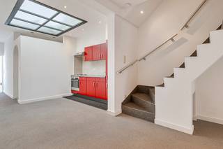 LEUKE STARTERSWONING MET TUIN Hall, living met open keuken, achter een wand ruimte voor wasmachine en droogkast, toffe badkamer met inloop douche en...