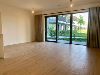 Modern en comfortabel gelijkvloers appartement met 2 slaapkamers in nieuwbouwproject Heizijde. Privatieve kost (provisie): €113/maand. EPC:...