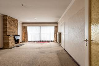 Dit appartement is gelegen op de derde verdieping van de residentie Molenberg in Eeklo en geniet dankzij de grote raampartijen van een overvloed aan natuurlijk licht. Zowel voor- als achteraan beschikt u over een terras, waardoor u de hele dag door kan genieten van de zon.<br /><br /><strong>Ligging:</strong><br />De residentie bevindt zich in de Molenstraat, op korte afstand van het centrum van Eeklo. Winkels, scholen en openbaar vervoer liggen binnen handbereik, wat dit een uiterst praktische woonlocatie maakt.<br /><br /><strong>Indeling van het appartement:</strong><br />Bij het betreden van het appartement komt u in een ruime inkomhal met gastentoilet. Van hieruit bereikt u de lichtrijke woonkamer, die dankzij de grote ramen rechtstreeks toegang biedt tot het terras vooraan. Aansluitend bevindt zich de gesloten, geïnstalleerde keuken met ontbijthoek en een praktische bergplaats. Achteraan het appartement liggen twee volwaardige slaapkamers, die beide uitgeven op het terras achteraan, evenals de badkamer die uitgerust is met een ligbad.<br /><br />In de kelderverdieping beschikt u over een private kelderberging en een gemeenschappelijke fietsenberging. <br /><br /><strong>Mogelijkheid tot aankopen garage:</strong><br />Achteraan de residentie is er de mogelijkheid om een garage op het gelijkvloers aan te kopen, ideaal voor wie extra comfort wenst.<br /><br /><strong>Extra troeven:</strong><br />✅ Twee terrassen<br />✅ EPC-label B – energiezuinig<br />✅ Private kelderberging + gemeenschappelijke fietsenberging<br />✅ Mogelijkheid tot aankoop garage<br />✅ Geschikt als woonappartement of investering<br />✅ Mogelijkheden om het appartement te moderniseren naar eigen smaak<br /><br />Dit appartement is steeds netjes onderhouden, maar vraagt wel wat opknapwerk. Dankzij de indeling en de mogelijkheden vormt dit, na een opfrisbeurt, een ideaal woonappartement of een interessante investering.<br /><br /><strong>Bezoek kan steeds na afspraak.</strong>