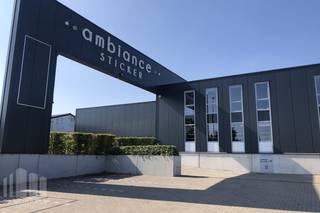 Bâtiment d'entreprise <strong>durable</strong> idéalement situé à vendre à Sint-Pieters-Leeuw, le long de la Chaussée de Mons, parfait pour les entreprises à la recherche d'une combinaison de visibilité, de fonctionnalité et d'une accessibilité stratégique.<br /><br />Ce bâtiment indépendant développe une superficie totale d'environ 1.555 m², comprenant 988 m² d'atelier / showroom / espace de stockage de haute qualité (hauteur libre de 5,80 m) et 567 m² d'espace de stockage (hauteur libre de 5,20 m), complétés par une mezzanine d'environ 217 m². Le bâtiment est équipé de <strong>2 quais de chargement et de 2 portes sectionnelles.</strong> Il dispose également d'environ 308 m² de bureaux modernes et lumineux situés au 1er étage.<br /><br />Sur le plan de la durabilité, ce bâtiment est parfaitement à jour : <strong>3 bornes de recharge, 88 panneaux solaires et 2 batteries</strong> garantissent une consommation énergétique optimisée.<br /><br />Implanté sur <strong>un terrain clôturé d'environ 3.079 m² et doté de 22 emplacements de parking privatifs,</strong> ce bien offre un confort exceptionnel tant pour le personnel que pour les visiteurs.<br /><br />Grâce à son architecture remarquable et à son excellente visibilité le long d'un axe très fréquenté, ce bâtiment constitue une véritable vitrine pour toute entreprise souhaitant renforcer son image. Sa configuration flexible le rend adapté à de multiples usages, tels que le stockage, le showroom, les activités de bureau ou encore la production légère. Son caractère résolument tourné vers l'avenir en fait un investissement de choix pour accompagner le développement et la professionnalisation de votre entreprise.<br /><br />Pour de plus amples informations ou pour organiser une visite sans engagement, contactez PANORAMA B2B au 02 540 20 20.