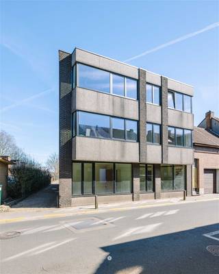 <p><span>Bent u op zoek naar een strategisch gelegen opbrengsteigendom met sterke rendementsperspectieven? Ontdek dan dit kleinschalige gebouw bestaande uit 6 appartementen en 8 garageboxen, gelegen nabij het centrum van Beveren-Waas. </span></p><p><span> </span></p><p><span>Enkele troeven in een notendop: </span></p><p><span>- Gelegen nabij centrum Beveren-Waas</span></p><p><span>- Recent vernieuwde buitenschil: nieuwe ramen, geïsoleerd dak en spouwisolatie.</span></p><p><span>- Degelijke betonnen basisstructuur</span></p><p><span>- Kleinschalig gebouw</span></p><p><span> </span></p><p><span>Zo ziet het gelijkvloers eruit:</span></p><p><span>Appartement (68m²) vooraan omvattende twee slaapkamers, leefruimte, keuken en badkamer. Mogelijkheid tot omvorming naar handelspand of kantoor (mits vergunning).</span></p><p><span>Achteraan is er een éénslaapkamer appartement (62m²) met privatief terras achteraan. </span></p><p><span> </span></p><p><span>De eerste en tweede verdieping bestaan uit twee appartementen per verdiep:</span></p><p><span>Appartement (75m²) omvattende twee slaapkamers, leefruimte, keuken en badkamer </span></p><p><span>en een appartement van (69m²) omvattende twee slaapkamers, leefruimte, keuken en badkamer.</span></p><p><span> </span></p><p><span>Beide appartementen beschikken over een terras achteraan met open uitzicht. </span></p><p><span> </span></p><p><span>Het gebouw werd recent voorzien van een nieuw dak, spouwisolatie en nieuw buitenschrijnwerk. Op deze manier is de buitenschil volledig futureproof. De appartementen zijn in op te frissen staat, maar dankzij de solide basisstructuur en logische indeling biedt dit een hoog opwaarts potentieel. Door de plaatsing van lucht-lucht warmtepompen en zonnepanelen kunnen de appartementen eenvoudig opgewaardeerd worden naar een EPC-label B. </span></p><p><span> </span></p><p><span>EPC bus 1: 372 kWh/m² jaar (D-label)</span></p><p><span>EPC bus 2: 305 kWh/m² jaar (D-label)</span></p><p><span>EPC bus 4: 392 kWh/m² jaar (D-label)</span></p><p><span>EPC bus 5: 261 kWh/m² jaar (C-label)</span></p><p><span>EPC bus 6: 352 kWh/m² jaar (D-label)</span></p><p><span> </span></p>