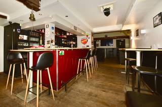 Wenst u een handelszaak te starten op het charmante Drongenplein, omgeven door groen, een trekpleister voor toeristen, dan is dit uw kans!...