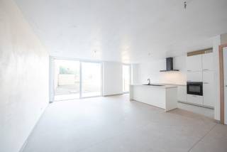 Een weldoordacht project van 3 knappe, ruime woningen in volle centrum vlakbij handelszaken, scholen en openbaar vervoer. Duurzaam en ecologisch gebouwd met een perfecte zuidwest oriëntatie. Iedere woning heeft minimum 3 slaapkamers en kan worden voorzien van een ruime 4de slaapkamer (op de zolderverdieping).<br /><br />Energiezuinige woningen dankzij o.a. vloerverwarming, warmtepomp en zonnepanelen.<br />Wij hebben gezorgd voor de volledige afwerking met hoogwaardige materialen door vakmensen uit de buurt: zelfs de opritten, terrassen, tuinhuizen, wadi's, carports en extra parkeerplaatsen werden voorzien. <br /><br />Wenst u meer info? Graag mailen naar sylvie@immoroba.be.<br /><br />Aankoop met 6% BTW mogelijk, ook voor investeerders!