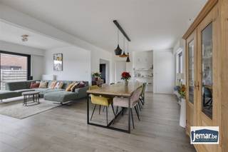 <p><span>Op een rustige en gegeerde woonlocatie in Maasmechelen bevindt zich deze karaktervolle open bebouwing, gelegen op een mooi perceel van 8a26ca. De woning combineert ruimte, comfort en privacy en is ideaal voor grote gezinnen of voor wie extra plaats zoekt voor hobby's of een (bij)beroep aan huis.</span></p><p><span>De woning beschikt over maar liefst vijf slaapkamers, waarvan één momenteel ingericht als dressing, en biedt een aangename, lichtrijke leefomgeving. De ruime leefruimte met gezellige haard sluit mooi aan op de keuken en vormt het hart van de woning. Dankzij de doordachte indeling geniet u overal van een praktisch en comfortabel woongevoel.</span></p><p><span>Buiten vindt u een volledig omheinde, fraai aangelegde tuin, gericht op rust en privacy perfect om in alle stilte te genieten van het buitenleven. <br />Achteraan bevindt zich een gezellige zitkuil, een unieke plek om in alle rust te ontspannen en te genieten van lange zomeravonden. <br />De ruime parkeermogelijkheden, zowel op het perceel als voor de woning, vormen een extra troef.</span></p><p><span>De woning werd doorheen de jaren grondig en kwalitatief gerenoveerd, met aandacht voor comfort, veiligheid en energiezuinigheid. Zo is de woning uitgerust met moderne technieken waaronder domotica, airco's, recente ramen, twee vernieuwde badkamers en hoogwaardige afwerkingsmaterialen. Daarnaast beschikt de woning over een conform elektriciteitsattest en een EPC-label C, wat bijdraagt aan een aangenaam wooncomfort en een gunstig energieverbruik. </span></p><p><span>De ligging is een absolute meerwaarde: rustig wonen, maar toch vlakbij winkels, scholen en openbaar vervoer, met een vlotte verbinding naar omliggende gemeenten en belangrijke invalswegen.</span></p><p><span>Kortom, een instapklare open bebouwing met veel ruimte, een mooie tuin en een uitstekende ligging een ideale thuis voor wie comfortabel en rustig wil wonen in Maasmechelen!</span></p><p><span> </span></p><p><span>Interesse in deze woning of wens je meer informatie? Neem dan gerust contact met ons op via 0484.35.70.31 of diana@jemar.be. </span></p>