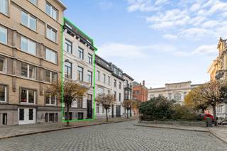 In één van de meest gegeerde straten van Antwerpen-Zuid bevindt zich deze magnifiek gerenoveerde herenwoning, een zeldzame parel van ca. 352...