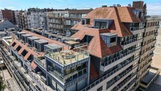 <p><span>Word de trotse eigenaar van dit exclusieve penthouse in het hart van Nieuwpoort-Bad!</span></p><p><span>Stel je voor: elke dag wakker worden met een adembenemend panoramisch uitzicht over de glinsterende Noordzee, het bruisende Nieuwpoort-Bad en het groene achterland. </span></p><p><span>Dit is geen droom, maar de realiteit in dit </span><span>unieke penthouse</span><span> op een </span><span>absolute toplocatie</span><span> aan de prestigieuze Albert I Laan.</span></p><p><span>Dit royale appartement beschikt over </span><span>drie comfortabele slaapkamers</span><span> en </span><span>twee luxueuze badkamers</span><span>, perfect voor gezinnen of wie graag gasten ontvangt. </span></p><p><span>De </span><span>riante woonkamer van bijna 10 meter</span><span> baadt in het licht en biedt een prachtig zijdelings zeezicht de ideale plek om te ontspannen en te genieten. De moderne, open keuken is van alle gemakken voorzien, waardoor koken een waar plezier wordt.</span></p><p><span>Maar het absolute hoogtepunt? Het </span><span>enorme, zonovergoten dakterras met zicht op zee </span><span>! Hier voelt u zich werkelijk de koning van Nieuwpoort-Bad. Creëer uw eigen oase van rust, organiseer onvergetelijke diners met vrienden en familie, of geniet simpelweg van de zon met een adembenemend 360°-uitzicht. </span></p><p><span>Daarnaast beschikt het appartement over nog twee extra terrassen, zodat u op elk moment van de dag van de buitenlucht kunt genieten.</span></p><p><span>Dit penthouse is </span><span>prachtig afgewerkt</span><span> met oog voor detail en biedt </span><span>alle comfort</span><span> dat u zich kunt wensen. Een inkomhal met vestiaire, een apart toilet, en een masterbedroom met een en-suite badkamer voorzien van ligbad, dubbele lavabo en toilet dragen bij aan het gevoel van luxe en privacy. </span></p><p><span>De tweede badkamer is uitgerust met een douche en lavabo, en de derde slaapkamer biedt extra ruimte voor gasten, kinderen of een thuiskantoor.</span></p><p><span>Een </span><span>ondergrondse berging is inbegrepen</span><span>. Bovendien bestaat de </span><span>unieke kans</span><span> om een </span><span>dubbele ondergrondse garage</span><span> in hetzelfde gebouw aan te kopen, een zeldzame en waardevolle toevoeging op deze toplocatie.</span></p><p><span>Mis deze </span><span>uitzonderlijke kans</span><span> niet om eigenaar te worden van dit </span><span>zeer speciale topappartement</span><span> in het gerenommeerde </span><span>topgebouw Asterie</span><span>. </span></p><p><span>Wonen op deze unieke locatie betekent genieten van het beste dat Nieuwpoort-Bad te bieden heeft, met alle voorzieningen, winkels, strand , zee en restaurants op wandelafstand.</span></p><p><span>Bent u klaar om uw droom van exclusief wonen aan zee te realiseren? Neem vandaag nog contact met ons op voor een bezichtiging!</span></p>