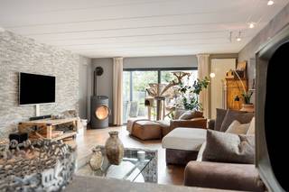 Ontdek deze ruime woning met een unieke architectuur en een bewoonbare oppervlakte van 244 m² in Hasselt. Ideaal voor wie op zoek is naar...