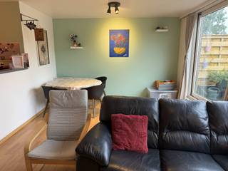 Verzorgd appartement op de eerste verdieping met 2 slaapkamers, ruim terras en garage.<br /><br /><strong>EERSTE VERDIEPING:</strong><br />- inkomhal en toilet voorzien van handenwasser<br />- woonkamer (ca25m²) op laminaatvloer met groot schuifraam dat uitgeeft naar het terras<br />- open keuken op tegelvloer en voorzien van keramische kookplaat, dampkap, vaatwasser en koelkast<br />- kleine berging met enkele legplanken en plaats voor was- en droogautomaat<br />- badkamer ingericht met ligbad met douchescherm en wastafel<br />- 2-persoonsslaapkamer (ca 12m²) op laminaatvloer <br />- 1-persoonsslaapkamer (ca 9m²) op laminaatvloer<br />- groot recent vernieuwd west georiënteerd terras (ca 24m²) ter hoogte van de woonkamer<br /><br /><strong>DIVERSEN:</strong><br />- garage (3de van links) bereikbaar via doorgang naar achterzijde van het gebouw<br />- gemeenschappelijke fietsenstalling<br />- gemeenschappelijke kosten: 20€/mnd (elektriciteit en onderhoud gemeenschappelijke delen)<br />- Vrij per 1/12/2026<br />- Voor meer info of een bezoek: info@devavastgoed.be