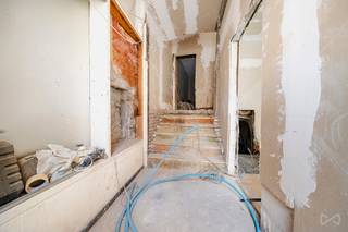 Situé à quelques mètres de la Grand Place de Mons, cet immeuble mixte (maison + rez-de-chaussée commercial) à rénover offre un intéressant...