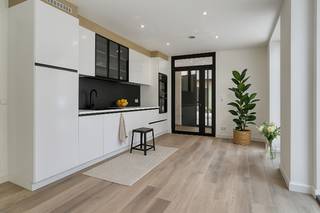 In het rustige Nederzwalm vind je deze strakke en energiezuinige nieuwbouwwoning (A-label) met een moderne uitstraling en stijlvolle zwarte...