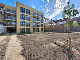 <p>Ontdek dit tweeslaapkamerappartement gelegen in het project Mench, een nieuw residentieel geheel dat hedendaagse architectuur combineert met een groene omgeving. Georganiseerd rond een ruime gemeenschappelijke tuin, biedt het een rustige leefomgeving in het hart van de stad.</p>
<p>Het appartement beschikt over een ruime, lichtrijke woonkamer met een open, volledig uitgeruste keuken, wat zorgt voor een gezellige leefruimte. De twee slaapkamers bieden comfortabele oppervlaktes, ideaal voor een gezin, een koppel of co-living. Een privatief terras verlengt op aangename wijze de binnenruimte.</p>
<p>In de onmiddellijke nabijheid van openbaar vervoer, winkels en hoofdwegen vormt dit pand een ideale opportuniteit die comfort en praktisch gemak combineert.</p>
<p>De technische uitrusting garandeert optimaal comfort: uitstekende energieprestatie met een EPC A, warmtepomp, zonnepanelen, ventilatiesysteem met dubbele flux, vloerverwarming, kwaliteitsvolle materialen en verzorgde afwerkingen. Lage provisies. Onmiddellijk beschikbaar. Mogelijkheid om een parkeerplaats te huren tegen meerprijs (met of zonder laadpaal). Oppervlaktes worden ter indicatie opgegeven.<br /><br /></p>
<p><span>Indeling </span>:</p>
<ul>
<li>Inkomhal</li>
<li>Slaapkamer 1</li>
<li>Slaapkamer 2</li>
<li>Toilet</li>
<li>Doucheruimte</li>
<li>Wasruimte</li>
<li>Woonkamer met volledig ingerichte open keuken</li>
<li>Terras</li>
</ul>
<p><br /><br /></p>