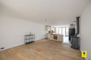 <p><span>Ruime en energiezuinige gezinswoning in het centrum van Aartselaar</span></p><p><span>Deze gezellige en ruime woning met 4 slaapkamers is gelegen op een zuid-georiënteerd perceel en bevindt zich in het hart van Aartselaar, maar toch in een rustige straat. De woning werd gebouwd in 2005 en is uitgerust met 20 zonnepanelen, wat zorgt voor een energiezuinige levensstijl.</span></p><p><span>Indeling:</span></p><p><span>Gelijkvloers</span><span>:</span><span><br /></span><span>De inkomhal leidt naar de gezellige leefruimte, die is opgedeeld in een eetkamer en een zithoek. De open haard zorgt meteen voor een warm thuisgevoel. Dankzij het grote schuifraam hebt u niet alleen een prachtig zicht op de tuin, maar komt er ook veel natuurlijk licht binnen. De open keuken is volledig uitgerust en biedt alles wat u nodig hebt. Bovendien is er airco aanwezig op het gelijkvloers, wat het hele jaar door voor comfort zorgt.</span></p><p><span>Tuin:</span><span><br /></span><span>De tuin is een echte oase van rust en privacy, zonder inkijk van achter. Georiënteerd op het zuiden, kunt u hier optimaal genieten van de zon.</span></p><p><span>1ste verdieping:</span><span><br /></span><span>Deze verdieping herbergt 2 ruime slaapkamers (ca. 19,5 m² en 17 m²) en een recent vernieuwde badkamer met douche, bad, toilet en lavabomeubel.</span></p><p><span>2de verdieping:</span><span><br /></span><span>Op de tweede verdieping vindt u nog eens 2 ruime slaapkamers (elk ca. 14 m²), waarvan één kamer is voorzien van een mezzanine van 15 m², perfect voor een bureau, loungehoek of extra opslagruimte.</span></p><p><span>Verwarming:</span><span><br /></span><span>De woning wordt verwarmd op gas, wat zorgt voor een aangename temperatuur het hele jaar door.</span></p><p><span>Zonnepanelen:</span><span><br /></span><span>Met 20 zonnepanelen is de woning niet alleen energiezuinig, maar draagt ze ook bij aan een duurzame levensstijl.</span></p><p><span>Constructie:</span><span><br /></span><span>De woning is opgetrokken in een solide betonconstructie en voorzien van dubbele beglazing, wat zorgt voor een goede isolatie en lage energiekosten.</span></p><p><span>Omgeving:</span></p><ul><li><span>Gelegen in een rustige straat in het centrum van Aartselaar.</span></li><li><span>Vlotte verbinding naar Antwerpen en Brussel, ideaal voor forenzen.</span></li><li><span>Nabij winkels, scholen en openbaar vervoer.</span></li></ul><p><span>Extra voordelen:</span></p><ul><li><span>Recente woning (2005), direct instapklaar.</span></li><li><span>4 ruime slaapkamers voor optimaal wooncomfort.</span></li><li><span>Gunstige EPC-score van 128 kWh/(m² jaar).</span></li><li><span>Zuidgerichte tuin voor zonovergoten momenten.</span></li><li><span>Geen inkijk van achter, volledige privacy.</span></li><li><span>Asbestveilig en energiezuinig.</span></li><li><span>Bruikbare oppervlakte van 189 m² (volgens EPC).</span></li><li><span>Recent vernieuwde badkamer.</span></li></ul><p><span>Onmiddellijk beschikbaar bij akte.</span></p><p><span> </span></p><p><span> </span></p>