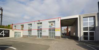 Deze multifunctionele ruimte met parking beschikt over een totale vloeroppervlakte van 420 m2 met kantoor of praktijkruimtes (losse wanden), archief, sociale ruime met kitchenette, twee toiletten en een douche. Door zijn goede ligging, nabij het Administratief Centrum van de Stad Aalst en het Station, grote oppervlakte met open indeling, aparte entree en ruime privé parking biedt dit pand veel mogelijkheden. <br />De maandelijkse huurprijs bedraagt 3.000 euro. <br />In deze huurprijs zijn 4 PRIVE PARKEERPLAATSEN begrepen. <br />Het is mogelijk om optioneel nog extra parkeerplaatsen te huren (60 euro per maand per stuk). Beschikbaar: in onderling overleg. Onroerende voorheffing ten laste van de huurder. <br /><br />Benieuwd naar dit bedrijfsvastgoed te huur regio Aalst? <br />Contacteer info@immodelestre.be of 054 33 62 52. <br />www.immodelestre.be <br />