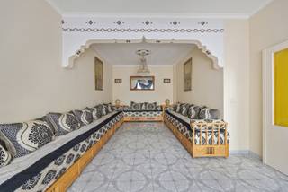 <p>Aan de Steynstraat 210 in Hoboken vind je deze eengezinswoning met 252 m² bewoonbare oppervlakte en een zuidwest georiënteerde buitenruimte van 26 m².</p>
<p>Op het gelijkvloers geniet je van een ruime leefruimte, volledig uitgeruste keuken, <b>twee badkamers</b>, een praktische wasplaats en toegang tot de kelder. Boven bevinden zich <b>vier comfortabele slaapkamers</b>.</p>
<p>De woning beschikt over een <b>aansluitende garage/opslagruimte van 28 m²</b> met een hoogte van 3,5 m, ideaal voor een wagen, camionette of extra opslag.<br /><br /></p>
<p><b>Troeven:</b><b></b></p>
<p><span> </span>•<span> </span>4 slaapkamers</p>
<p><span> </span>•<span> </span>2 badkamers en wasplaats op het gelijkvloers</p>
<p><span> </span>•<span> </span>Zuidwest georiënteerde buitenruimte</p>
<p><span> </span>•<span> </span>Garage van 28 m², hoogte 3,5 m</p>
<p><span> </span>•<span> </span>Centrale ligging vlak bij winkels, scholen en openbaar vervoer<br /><br /></p>
<p><b>Extra:</b></p>
<p>Dubbele beglazing hout en PVC, verwarming op gas.</p>
<p>Stedenbouw in aanvraag<br /><br /></p>
<p><b>Interesse?</b><b></b></p>
<p>Contacteer lex@bauwensvastgoed.be voor een bezoek.</p>