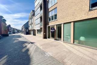 Deze handelsruimte van 88 m², gelegen in Residentie Evita in de Lostraat, biedt een combinatie van zichtbaarheid, functionaliteit en...