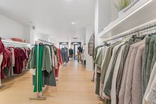 Te koop: instapklaar handelspand in de Brusselsestraat, hartje centrum Dendermonde, met tuin en goede visibiliteit.Dit volledig ingerichte...