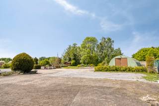 Gelegen op een strategische locatie langs de drukke Hasseltsesteenweg 306, één van de belangrijkste invalswegen van Sint-Truiden, vinden we dit uitzonderlijk ruime handelspand met tal van mogelijkheden. De zichtbaarheid en bereikbaarheid zijn hier absolute troeven: dagelijks passeren honderden voertuigen voor de deur, wat zorgt voor maximale commerciële exposure.<br /><br />Voor het gebouw bevindt zich een ruime parking met plaats voor meer dan 10 wagens, een niet te onderschatten pluspunt in deze tijden waarin bereikbaarheid en parkeergelegenheid doorslaggevend zijn voor elk succesvol bedrijf. Ook voor personeel of bijkomende voertuigen is er meer dan voldoende plaats op het terrein van maar liefst 25 are, met extra parkeergelegenheid aan de achterzijde.<br /><br />Het gelijkvloers is momenteel volledig ingericht als kantoor/handelshuis met een oppervlakte van ruim 200 m², verdeeld over meerdere bureauruimtes, vergaderzalen en keukens. De indeling laat zich echter makkelijk aanpassen aan verschillende commerciële invullingen: praktijk, kantoor, showroom, winkelruimte, was oorspronkelijk een frituur met eetzaal of dienstverlenend beroep.<br />Op de eerste verdieping bevindt zich een ruim appartement van 114 m² met drie slaapkamers. Dit maakt het pand uitermate geschikt voor wie wonen en werken wil combineren. Anderzijds biedt het appartement ook potentieel als bijkomende kantoorruimte, co-working plek of woonst.<br />Als extra troef is het volledige pand onderkelderd en dat met een opmerkelijke plafondhoogte. De kelder van maar liefst 200 m² leent zich tot stockage, archiefruimte, autostalling, atelier of zelfs creatieve hobbyruimte.<br /><br />Naast de commerciële mogelijkheden biedt dit pand ook de kans om het volledig te transformeren tot een exclusieve villa op een royaal perceel. Dankzij de bestaande volumes en de ruime indeling kan hier een luxueuze gezinswoning ontstaan met meerdere slaapkamers, leefruimtes, wellness of thuiskantoor. De grote tuin en het ruime karakter van het perceel zorgen voor een uitzonderlijke woonervaring op een toplocatie, met alle comfort en privacy.<br /><br />Tot slot beschikt het pand ook over aangename buitenruimtes aan de achterzijde van het pand. De groene omgeving is ideaal voor ontspanning en biedt uw personeel een fijne plek om tijdens de middagpauze tot rust te komen. Een aangename werkomgeving draagt immers bij tot het welzijn en de gemoedrust van de medewerkers.<br /><br />Kortom, dit veelzijdige handelshuis is de perfecte uitvalsbasis voor ondernemers of gezinnen die ruimte, visibiliteit en bereikbaarheid hoog in het vaandel dragen. Neem vandaag nog contact met ons op voor een bezoek en ontdek zelf de mogelijkheden van dit unieke pand in Sint-Truiden.<br /> 