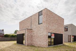 In de ‘Eggerstraat’, net buiten de dorpskern van Oostmalle bouwt Danneels deze stijlvolle open bebouwing op het lot 10. Het perceel is 499 m² groot en is rustig gelegen, helemaal achteraan de nieuwe buurt.<br /><br />Deze vrijstaande woning in moderne bouwstijl heeft een doordachte indeling. Met o.m. een lichtrijke open ingedeelde leefruimte, een volledig ingerichte keuken en badkamer, 3 ruime slaapkamers, dressingruimte in de master, een inpandige garage én een mooie tuin. <br /><br />De woning wordt heel energiezuinig en is uitgerust met een geothermische warmtepomp, vloerverwarming, zonnepanelen en een ventilatiesysteem met warmterecuperatie. <br /><br /><span>We werken jouw nieuwe thuis sleutel-op-de-deur voor je af. Jij kiest jouw keuken- en badkamerinrichting, de vloer- en wandtegels uit bij onze projectpartners. Onze klantenbegeleider staat voor je klaar tijdens het hele realisatietraject. </span>