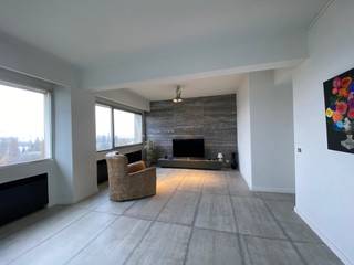 Gerenoveerd appartement op de 9de verdieping van residentie 'Riverside Tower' met heerlijke uitzichten en fantastische lichtinval. De keuken is...