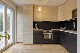 Het appartement dat we hier te koop aanbieden bevindt zich op de tweede verdieping van een kleinschalig gebouw zonder lift.We komen binnen via...