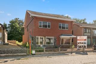 Op zoek naar een woning met ruimte, potentieel en de mogelijkheid om volledig naar eigen smaak te renoveren? Deze vrijstaande woning, gelegen in een rustige straat in Begijnendijk, biedt een stevige en degelijke basis voor wie op zoek is naar een renovatieproject met tal van mogelijkheden.<br /><br />De woning beschikt over een solide structuur en een praktische indeling.<br />Op het gelijkvloers komt u binnen in een ruime inkomhal die toegang biedt tot de verschillende leefruimtes. De grote woonkamer geniet dankzij de royale raampartijen van een aangename lichtinval. Verder bevinden zich op deze verdieping een keuken, een gastentoilet en drie bijkomende kamers. Deze ruimtes kunnen, afhankelijk van uw behoeften, perfect worden ingericht als bureau, hobbyruimte, speelkamer, slaapkamer of extra leefruimte.<br /><br />Op de eerste verdieping bevinden zich vier ruime slaapkamers en de badkamer. Dankzij het grote aantal kamers biedt de woning heel wat mogelijkheden voor gezinnen of wie nood heeft aan extra werk- of hobbyruimtes.<br />Verder beschikt de woning over een kleine bergzolder en een compacte kelder, ideaal als extra opslagruimte.<br /><br />Ook buiten is er ruimte voorzien. Zowel de voortuin als de achtertuin zijn grotendeels verhard, waardoor ze weinig onderhoud vergen. Achteraan bevindt zich bovendien een garage, wat zorgt voor extra parkeermogelijkheid en bergruimte.<br /><br /><strong>Renovatieplicht</strong><br />Met een EPC-label F valt de woning onder de geldende renovatieplicht. Dit biedt tegelijk de mogelijkheid om de woning grondig te moderniseren en volledig af te stemmen op uw eigen wensen en woonbehoeften. Dankzij de stevige structuur en de ruime indeling vormt dit pand een interessante basis voor een renovatieproject.<br /><br />Een woning met veel ruimte, een solide structuur en bijzonder veel potentieel, gelegen in een rustige en aangename omgeving in Begijnendijk.<br /><br />Bekijk nu reeds de foto's op onze website www.dplusvastgoed.be<br />Voor meer informatie of voor een bezoek contacteer ons via GSM 0475 59 90 00 of stuur een e-mail naar yves@dplusvastgoed.be