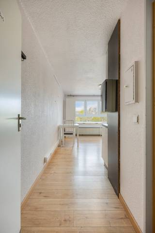 Deze charmante studio bevindt zich in het centrum van Leuven. <br />Het bestaat uit een leefruimte met open, geïnstalleerde keuken en ruime badkamer met inloopdouche, lavabo en toilet.<br /><br />Deze studio is niet verhuurd en vrij bij akte.<br /><br />De studio wordt verwarmd via de gas met een collectieve ketel, deze zal in de loop van 2026 vernieuwd worden ( kost voor deze studio zal 1361,64 euro bedragen). De EPC zal na het plaatsen van de nieuwe ketel zakken naar label B! De kost voor de nieuwe verwarmingsketel werd grotendeels reeds betaald.<br /><br />Het losse meubilair (bed, matras, zetel, tafel, stoelen,...) kan bij aangekocht worden voor 2500 euro.<br /><br />Elektriciteit is conform. Asbestveilig (maar niet asbestvrij). Het dak van het gebouw werd in 2020 vernieuwd.<br /><br />Tot slot beschikt het gebouw over een lift en ruime fietsenstalling. <br /><br />Het pand beschikt over een kotlabel.<br /><br />Om de hoek van het gebouw vinden we het toffe stadspark 'De Walque'. <br /><br />Bij verdere vragen of interesse kan u ons steeds bereiken.