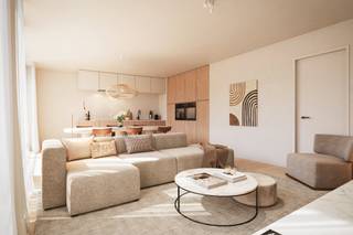 Villa d’Haan is een kleinschalige nieuwbouwresidentie in het hart van de meest charmante badplaats van onze kust, De Haan. Hier woon je vlakbij het centrum met zijn sfeervolle Belle Époque-architectuur, de gezellige winkelstraat en talloze culinaire adressen. Ook de brede stranden, duinen en de statige Concessiewijk bevinden zich op wandelafstand. Dankzij de vlotte verbindingen bereik je Brugge, Oostende of Blankenberge in slechts 20 minuten. Zo combineert Villa d’Haan een rustige woonomgeving met een uitstekende bereikbaarheid.
De residentie telt vijf exclusieve appartementen met bewoonbare oppervlaktes van 68m² tot 149m², telkens voorzien van royale terrassen. Op het gelijkvloers en de eerste verdieping bevinden zich twee appartementen met twee slaapkamers, terwijl de bovenste verdieping een unieke penthouse met drie slaapkamers biedt. Uitzonderlijke troef van dit project is de gemeenschappelijke tuin achter het gebouw waar zich tevens de autostaanplaatsen bevinden.
De appartementen worden afgewerkt met kwalitatieve en duurzame materialen in harmonie met de strengste isolatie- en energienormen. Vloerverwarming via een lucht-water warmtepomp, in combinatie met een doordachte akoestische isolatie en royale raampartijen, creëren een lichtrijke en comfortabele woonervaring in elk seizoen. Villa d’Haan is dan ook ideaal als tweede verblijf, stijlvolle vaste woonst of als investering!
Wens je meer informatie over Villa d’Haan? Contacteer ons via 050 70 81 74 of hello@keyimmo.be.