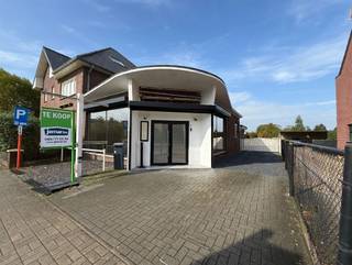 <p><span>Veelzijdig handelspand met grote etalage!</span></p><p><span> </span></p><p><span>Een eigen plek voor jouw onderneming of een interessante verhuurinvestering? Aan de Kempenstraat 9 in Rotem, Dilsen-Stokkem, bieden we dit handelspand aan met circa 120 m² handelsruimte, een ruime kelder en buitenruimte achteraan.</span></p><p><span>De grote etalageramen zorgen voor een sterke presentatie aan de straatzijde en veel natuurlijk licht. Binnen vind je een overzichtelijke, open winkelruimte met een tegelvloer, ingebouwde verlichting, een toonbank en uitgebreide wandrekken. Een praktische basis om jouw eigen handelsconcept vorm te geven.</span></p><p><span>Naast de commerciële ruimte beschikt het pand over een aparte keuken/personeelsruimte en een toilet. De voorraadkelder biedt extra plaats voor stock en materiaal. Via de achterzijde bereik je de buitenruimte achter het gebouw, die mogelijkheden biedt voor leveringen en praktische organisatie.</span></p><p><span>Met EPC-label A, zonnepanelen en een asbestveilig attest beschikt dit pand over aantrekkelijke troeven voor ondernemers en investeerders. De elektriciteit is conform.</span></p><p><span>Het pand biedt mogelijkheden voor een winkel, kantoor, showroom of dienstverlenende activiteit, afhankelijk van de gewenste inrichting en de vereiste toelatingen. Je kunt het zelf gebruiken of verhuren. Ook het potentieel voor een latere herontwikkeling maakt deze eigendom interessant op langere termijn.</span></p><p><span> </span></p><p><span>Troeven op een rij:</span></p><ul><li><span>Circa 120 m² handelsruimte</span></li><li><span>Grote etalageramen en veel lichtinval</span></li><li><span>Open winkelruimte met toonbank en wandrekken</span></li><li><span>Aparte keuken/personeelsruimte en toilet</span></li><li><span>Voorraadkelder</span></li><li><span>Achteringang en buitenruimte achteraan</span></li><li><span>EPC-label A en zonnepanelen (bijna 11kWp)</span></li><li><span>Alarm </span></li><li><span>Rolluiken</span></li><li><span>Airco</span></li><li><span>Camerabewaking</span></li><li><span>Asbestveilig </span></li><li><span>Interessant voor eigen gebruik of verhuur</span></li></ul><p><span>Ontdek de mogelijkheden voor jouw zaak of investering. Contacteer Robin Raeven voor meer informatie of een bezoek.</span></p><p><span>0484 35 73 08 | robin@jemar.be | jemar.be</span></p><p><span> </span></p>