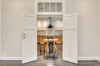 So Estates stelt u dit volledig gerenoveerde appartement met twee slaapkamers voor, gelegen Rozendaal 1 in Brussel, in een autoluwe...