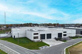 Nieuwbouw KMO-unit van 215 m² met 2 privatieve parkeerplaatsen te koop op een terrein van 334 m².Gelegen op amper 900 m van de Vichtsesteenweg, met...