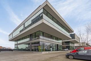 Bel espace de bureau contemporain à louer situé dans le parc d'affaires de Waregem. Le bureau est situé au rez-de-chaussée et dispose d'une...