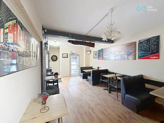 <strong>*** A VENDRE ***</strong> Clabecq - Bar avec terrasse et situé sur un axe très fréquenté. Cet établissement HORECA a une surface exploitable de +- 75 m². Établissement HORECA à vendre sans mobilier ni matériel professionnel !<br /><br />Le bar se compose comme suit: une salle de +- 30 m², un espace bar de +- 16 m², une pièce intermédiaire de +- 4 m², une pièce arrière de +- 8 m², une remise de +- 16 m², une terrasse de +- 32 m². <br /><br /><strong>Confort </strong>: Toit rénové en 2022, 2 C.c. gaz, Possibilité de faire un parking et/ou un garage.<br /><br /><span><strong>HORECA ACTUELLEMENT LOUÉ</strong></span><br /><strong>Prix </strong>: F.O. àpd 150.000 euros (sous réserve d'acceptation du propriétaire)<br /><strong>Contact </strong>: tubize@weinvest.be ou au 02.355.42.20 ou Taylor au 0494.28.38.88