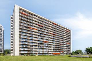 <p>immo DAVID stelt u dit ruime 3-slaapkamerappartement met garage voor, gelegen op een toplocatie. Via de inkomhal komt u in de lichtrijke leefruimte met aansluitend de gesloten keuken. Zowel vanuit de living als de keuken heeft u toegang tot het zuidgerichte terras, uitgerust met een zonneluifel, waar u geniet van een prachtig uitzicht, onder meer op het Atomium. Verder beschikt het appartement over een apart gastentoilet en een praktische wasberging. De drie slaapkamers van 13 m², 11 m² en 9 m² bieden alle comfort. De grootste slaapkamer geeft rechtstreeks toegang tot de badkamer, terwijl één van de andere slaapkamers over een eigen douchekamer beschikt. Deze twee slaapkamers geven bovendien uit op een tweede terras, waar u heerlijk kunt genieten van de ochtendzon. Een ruime privatieve garagebox in het gebouw en een aparte kelderberging zijn inbegrepen. Het gebouw is uitstekend onderhouden en voorzien van een videofoon, automatische toegangspoort, camerabewaking en een lift, wat zorgt voor extra comfort en veiligheid. Uitstekend EPC D= geen renovatieplicht.Dankzij de uitstekende ligging bevindt u zich vlak bij winkels, waaronder een Carrefour, openbaar vervoer, de Ring, de A12, het centrum van Strombeek, Brussel en tal van sport- en ontspanningsmogelijkheden. Een ideale woonst voor wie ruimte, comfort en een uitstekende bereikbaarheid weet te waarderen.</p>